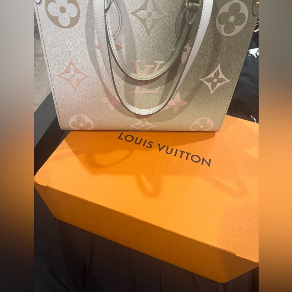 Louis Vuitton
Monogram Giant Spring in the City OnTheGo MM